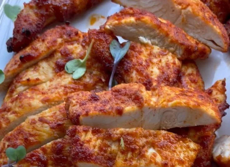 Hähnchenbrust zubereitet in einer Heißluftfritteuse, knusprig und gesund