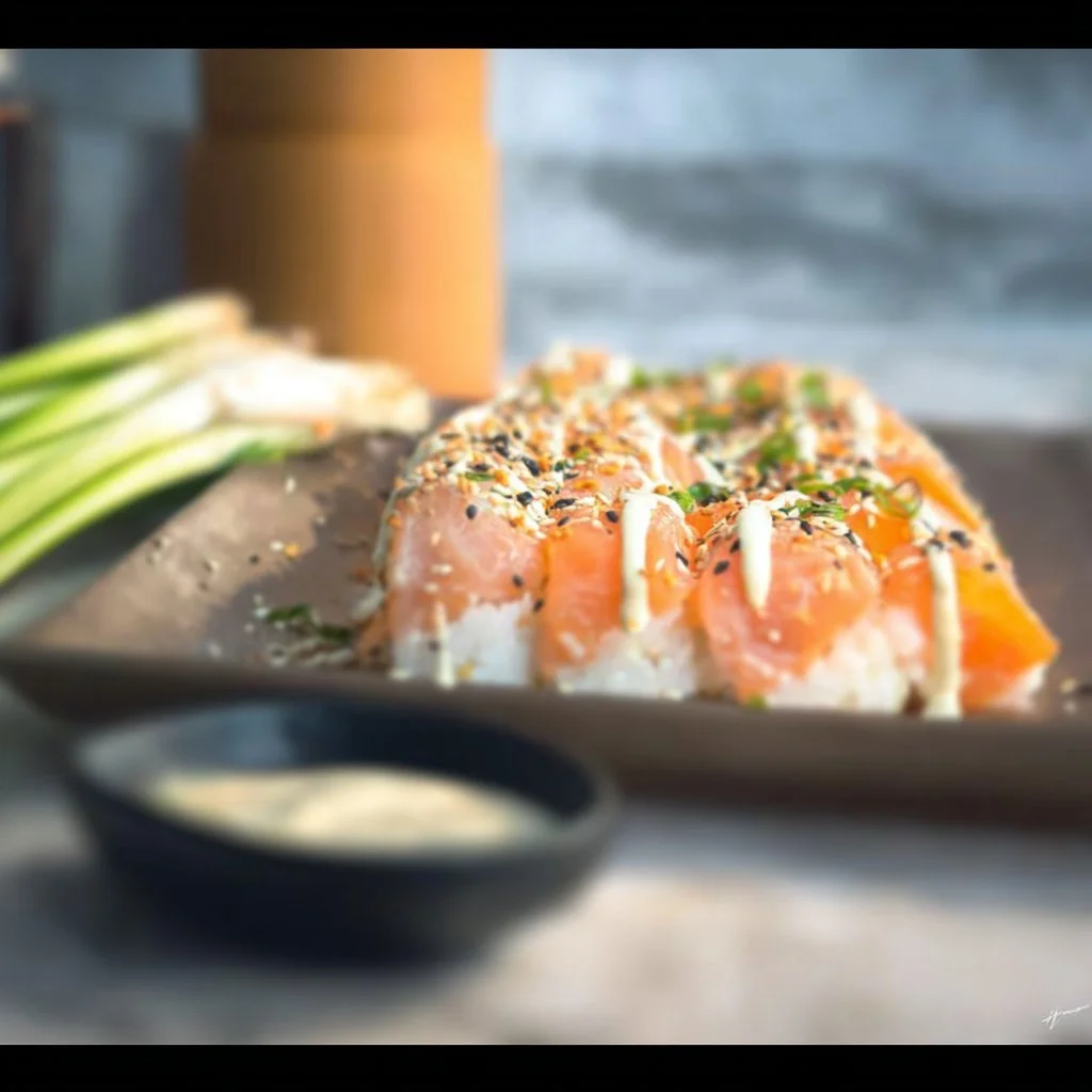 One-Pot-Sushi mit Räucherlachs zubereitet in einem eleganten Topf.