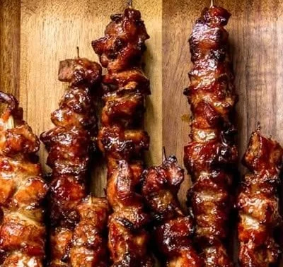 Gegrillte thailändische Kokosnuss-Hühnchenspieße